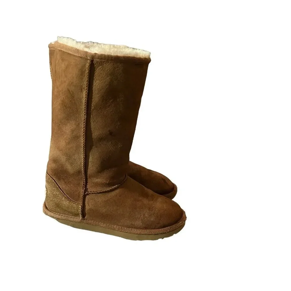Classic Tall Kids‎ UGG's Size 4